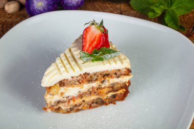 Lezzetli havuçlu kek üstüne çilek ile