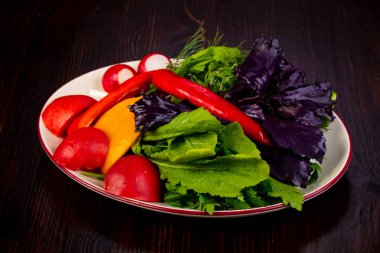 Taze sebze fesleğen ve dereotu ile