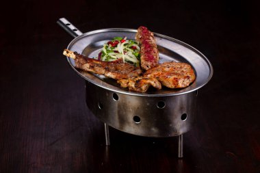 Soğan ile ızgara plakası karıştırın