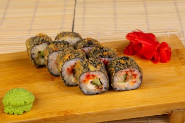 Lezzetli kızarmış tempura rulo ile yılan balığı