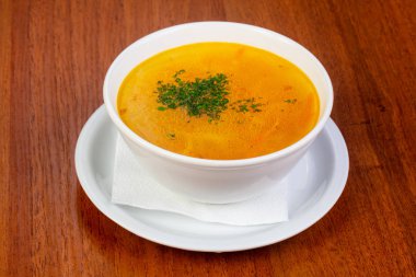 Lezzetli tavuk bouillon erişte ve otlar ile
