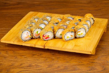 Lezzetli kızarmış tempura sushi seti