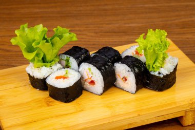 Marul ile lezzetli korkumu suşi rulo