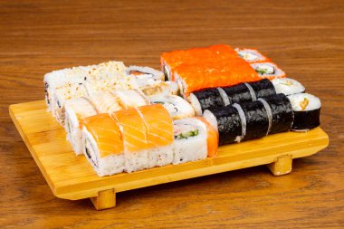 Lezzetli yılan balığı sushi roll seti