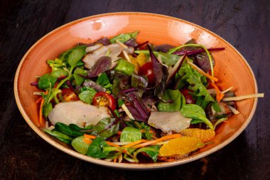 Ördek göğsü ve domates salatası