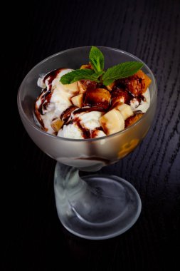 Karamel, şeftali ve muz ile lezzetli dondurma alıntılar