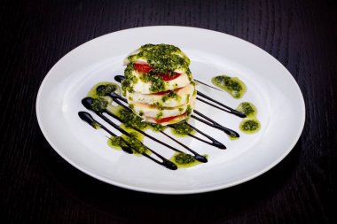 Ispanak ve sos lezzetli caprese salatası