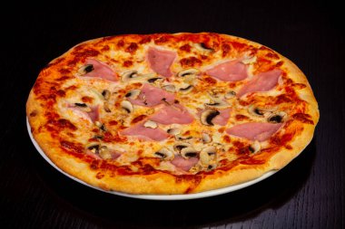 Jambonlu ve peynirli lezzetli pizza.