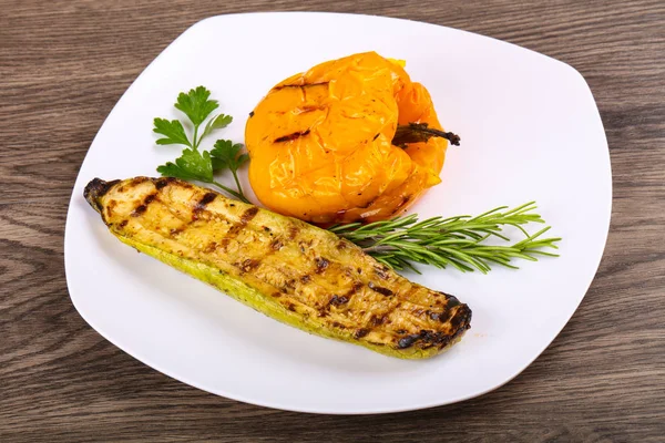 Biber ve taze biberiye ile ızgara kabak