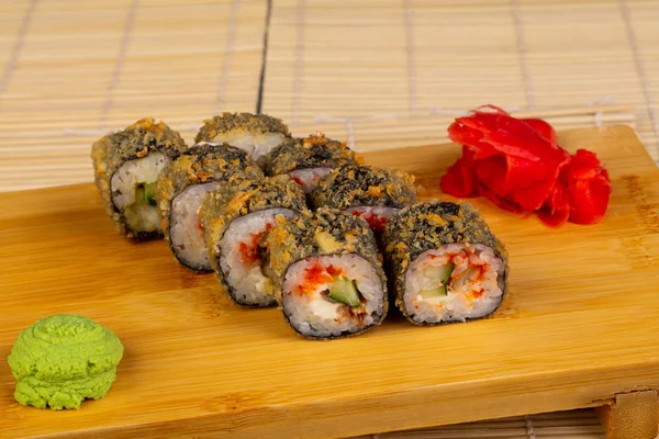 Lezzetli kızarmış tempura rulo ile yılan balığı