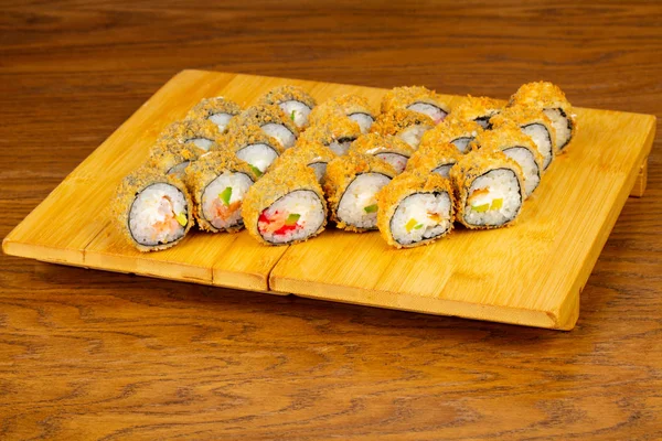 Lezzetli kızarmış tempura sushi seti