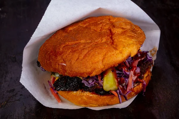 Burger çekti domuz ve kırmızı lahana