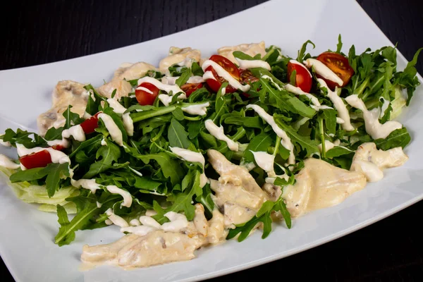 Läcker Varm Kycklingsallad Med Grönsaker — Stockfoto