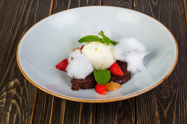 Nane brownie kek çilek ile hizmet