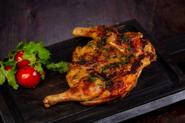 Ahşap üzerine baharat ile ızgara tavuk