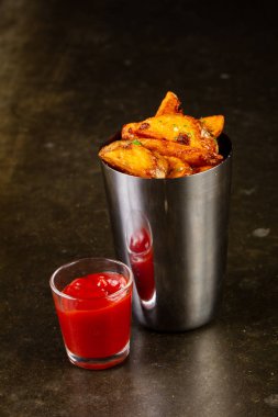 Ahşap arka plan üzerinde soslu kızarmış patates