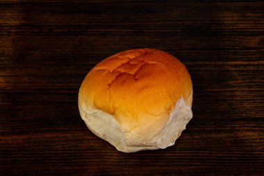 Ahşap arka plan üzerinde burger için topuz