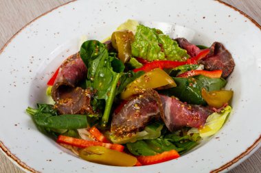 Alarmdan ve sebze salatası