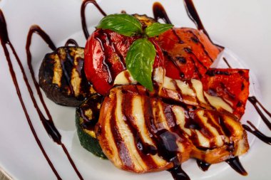 Fesleğen peynirli sebze ile servis