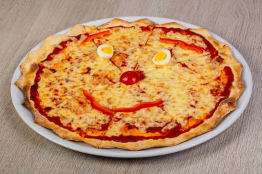 Çocuklar pizza peyniri ve domates ile