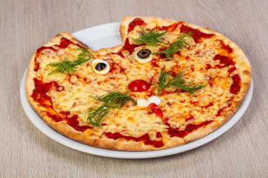 Çocuklar pizza peyniri ve domates ile