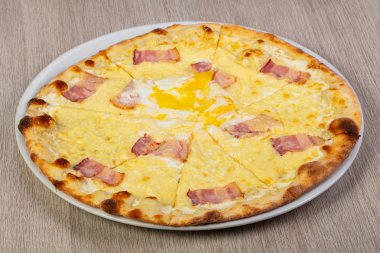 Pizza carbonara pastırma ve yumurta ile