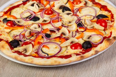 Vejetaryen pizza mantar ve zeytin
