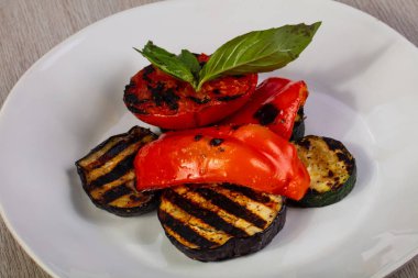 Izgara sebze fesleğen plaka devam eder