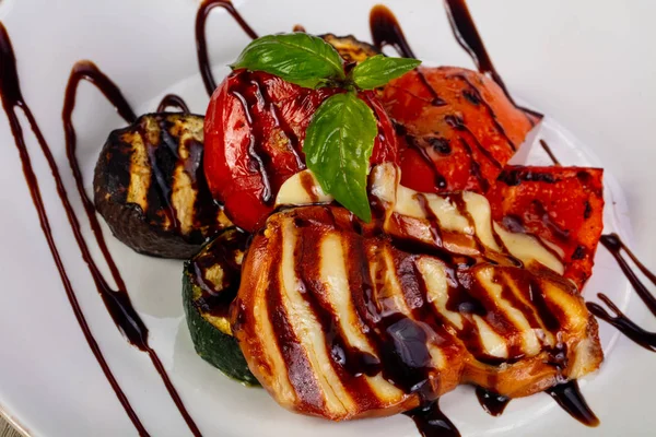 Fesleğen peynirli sebze ile servis