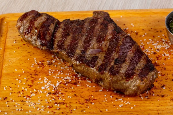 塩とコショウで焼き牛ステーキ — ストック写真