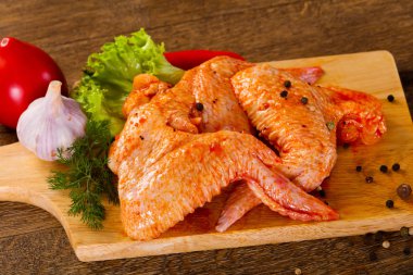 Marine edilmiş tavuk kanat ızgara ve Barbekü