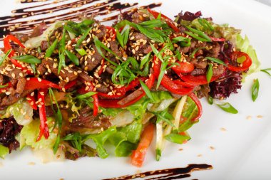 Susam salata domuz eti ile giyinmiş