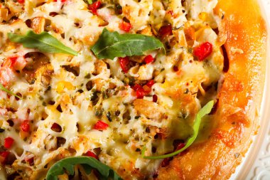 Etli ve peynirli pizza.