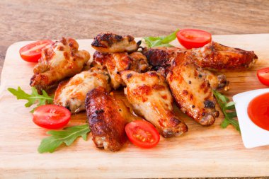 Soslu tavuk kanadı kavrulmuş