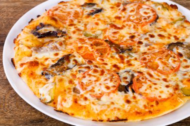 Patlıcan ve peynirli pizza