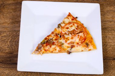 Etli ve peynirli pizza.