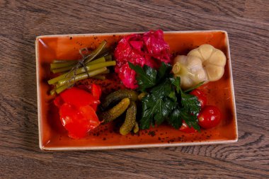 Maydanoz ile Turşu sebze tabağı karıştırın