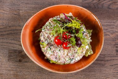 Kiraz domates salatası karidesleri ve somon hizmet