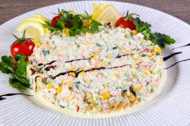 Limon ve kiraz domates surimi Yengeç Salatası hizmet