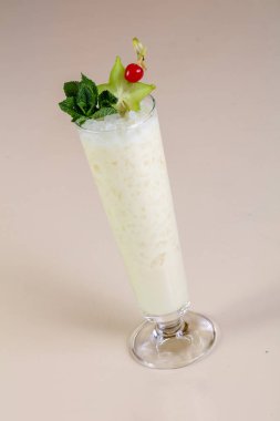 Pina colada Hindistan cevizi kokteyl nane ile