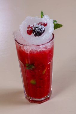 Nane yaprağı ile Berry güler yüzlü