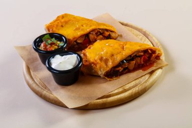 İki soslu tavuklu böreği