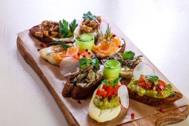 Balık ve sebze ile İspanyol bruschetta karıştırın