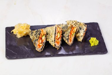 Yılan balığı ve zencefil ile sıcak rulo