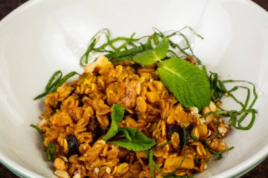 Elma ve erik ile lezzetli yulaf ezmesi