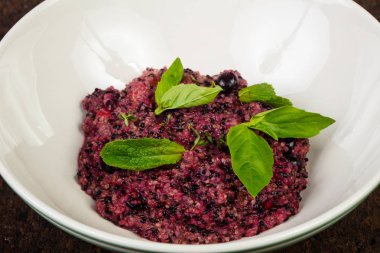 Kuş üzümü ile lezzetli quinoa yulaf lapası