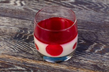 Lezzetli çilek Panacota puding cam