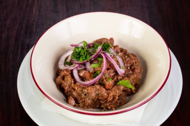 Çekti domuz soğan ve otlar ile