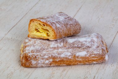 Reçel dolum ile lezzetli puf böreği strudel