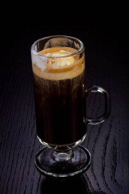 Lezzetli bardak buzlu kahve